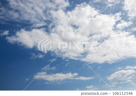 Looking up at white clouds in a blue sky Looking up at white clouds in a blue sky 106112546