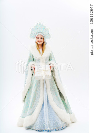 Snow Maiden in a traditional costume with a kokoshnik with gift box on a white. 106112647