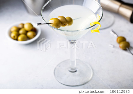 Classic lemon drop martini 106112985
