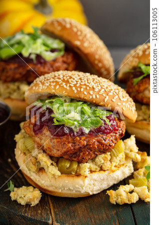 Turkey burgers with stuffing and cranberry sauce Turkey burgers with stuffing and cranberry sauce 106113005