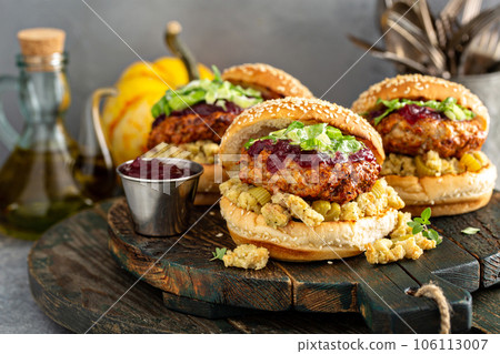 Turkey burgers with stuffing and cranberry sauce 106113007