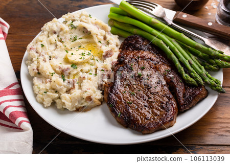 Traditional steak and mashed potatoes Traditional steak and mashed potatoes 106113039