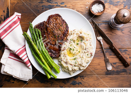 Traditional steak and mashed potatoes 106113046