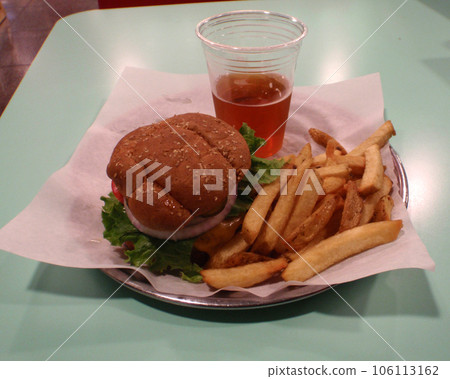 Healthy vegetarian hamburger with wholegrain bread 106113162