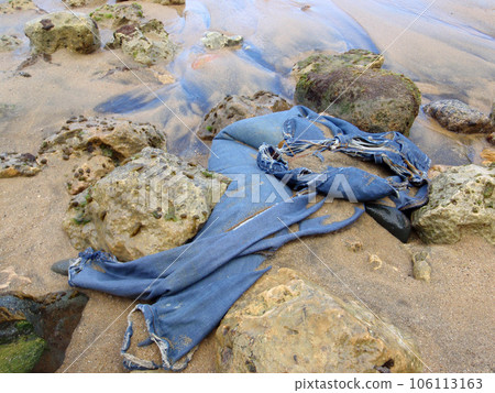 Jeans wash-uped in the rocky sand 106113163