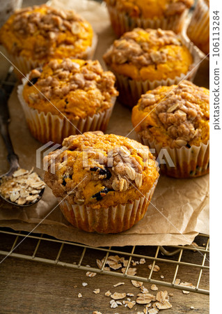 Pumpkin muffins with oat and brown sugar crumble Pumpkin muffins with oat and brown sugar crumble 106113284