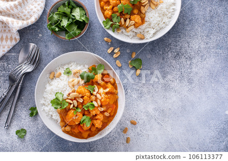 Vegan curry with cauliflower, chickpeas and butternut squash 106113377