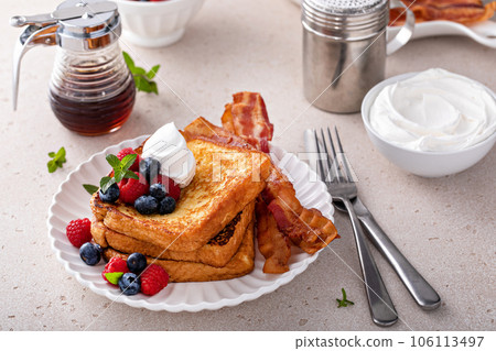 Classic french toast with bacon and berries 106113497