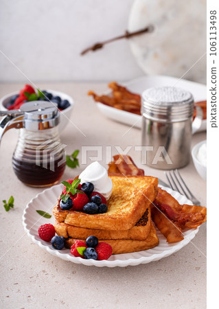 Classic french toast with bacon and berries 106113498