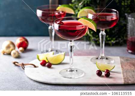 Cranberry lime vodka cocktail, Christmas cocktail idea Cranberry lime vodka cocktail, Christmas cocktail idea 106113555