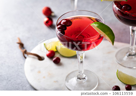 Cranberry lime vodka cocktail, Christmas cocktail idea Cranberry lime vodka cocktail, Christmas cocktail idea 106113559