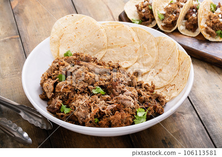 Mexican pork carnitas weith corn tortillas, ready to eat 106113581