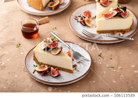 Fall cheesecake with figs and maple syrup 106113589