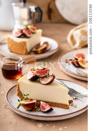 Fall cheesecake with figs and maple syrup 106113590