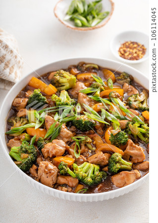 Chicken stir fry with broccoli and sweet pepper Chicken stir fry with broccoli and sweet pepper 106114045