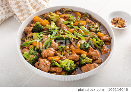 Chicken stir fry with broccoli and sweet pepper Chicken stir fry with broccoli and sweet pepper 106114046