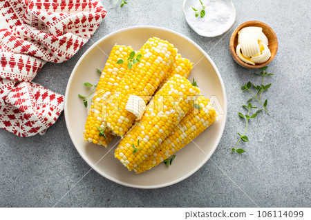 Cooked corn on the cob with salt and butter 106114099