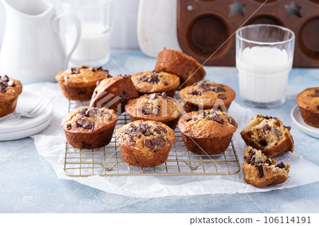 Banana chocolate chip muffins on a baking rack, breakfast or snack idea Banana chocolate chip muffins on a baking rack, breakfast or snack idea 106114191