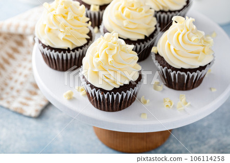 Chocolate cupcakes topped with cream cheese frosting Chocolate cupcakes topped with cream cheese frosting 106114258