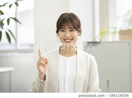 微笑的年輕女商人看著相機說話 106116036