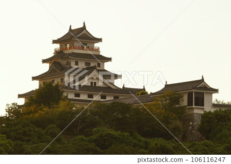 黃昏時的唐津城主天守閣(佐賀縣唐津市) 黃昏時的唐津城主天守閣(佐賀縣唐津市) 106116247