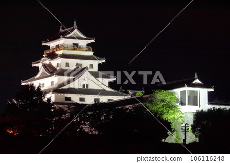 唐津城天守閣和角樓門的夜景（佐賀縣唐津市） 106116248