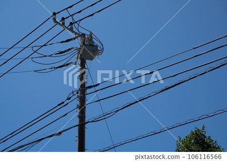 電線桿和電線在藍天 電線桿和電線在藍天 106116566