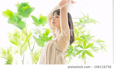 被綠樹環繞的女人 美麗的植物形象 106116736