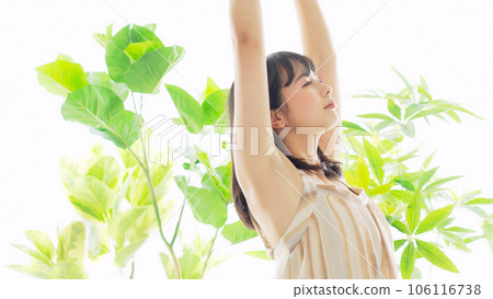 被綠樹環繞的女人 美麗的植物形象 被綠樹環繞的女人 美麗的植物形象 106116738