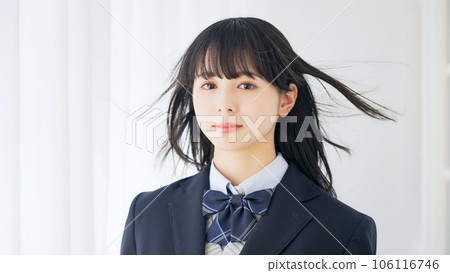黑頭髮隨風飄揚的女學生 黑頭髮隨風飄揚的女學生 106116746