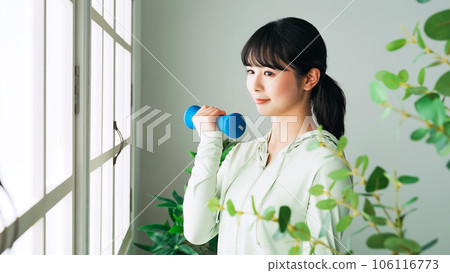 婦女在啞鈴訓練 106116773