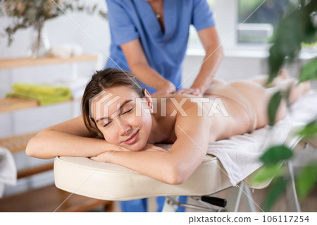 Young woman clinet satisfied with work of masseuse 106117254