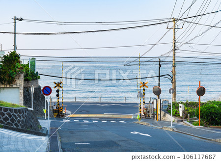 早晨的湘南海岸 鎌倉學校前站鐵路道口 106117687