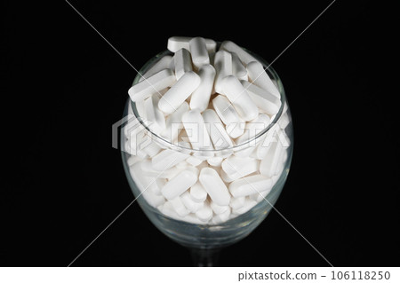 補充白色片劑黑色背景 補充白色片劑黑色背景 106118250