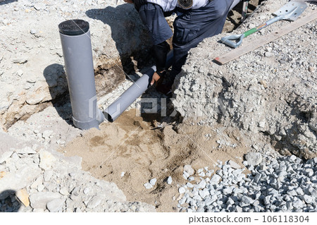 Burying of drainage pipes in new houses 106118304