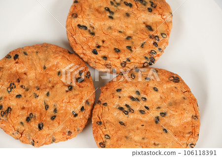 Sesame rice cracker Sesame rice cracker 106118391