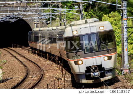 中央線富好溪站附近運行的JR東海383系列特急信濃號 106118537