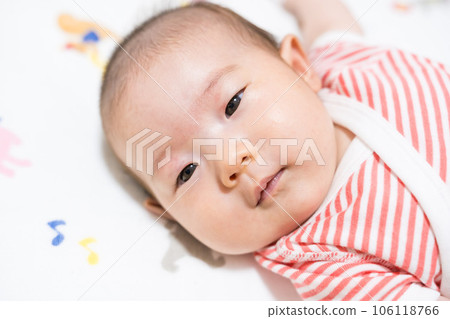 日本嬰兒在嬰兒床上哭泣 106118766