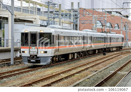 A 373-series limited express vehicle operated as a regular train in the interval operation 106119067