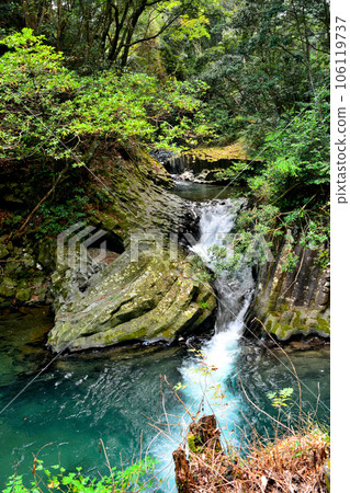 Encounter Falls at the confluence of the Hagi no Irikawa and the main stream of the Kawazu River Encounter Falls at the confluence of the Hagi no Irikawa and the main stream of the Kawazu River 106119737