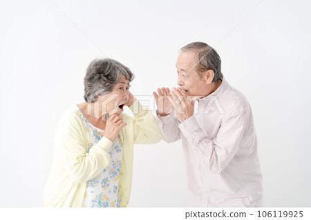 患有聽力損失的年長夫婦 106119925