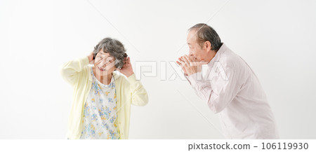 患有聽力損失的年長夫婦 106119930