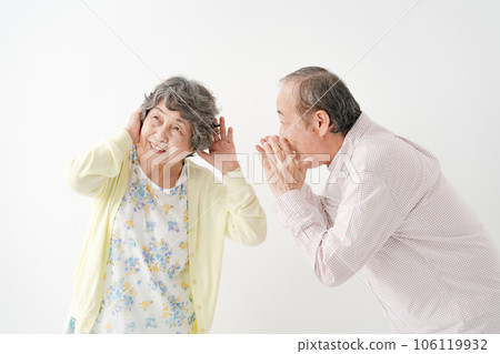 患有聽力損失的年長夫婦 106119932