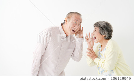 患有聽力損失的年長夫婦 106119949