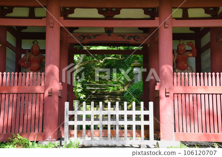 鎌倉妙法寺美麗的仁王門和青苔石階（神奈川縣） 106120707