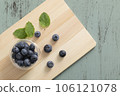 Fresh blueberries and blueberries, blueberry natural wood background 106121078