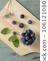 Fresh blueberries and blueberries, blueberry natural wood background 106121080
