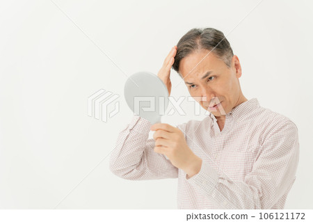 一個照鏡子時關心自己頭髮的男人 106121172