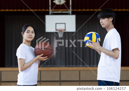 努力參加社團活動的高中生男女 106124257