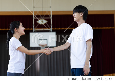 努力參加社團活動的高中生男女 106124258